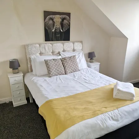 Spacious 5 Bedroom - Free Parking - Fast Wifi - Contractor Friendly Bradford (West Yorkshire)