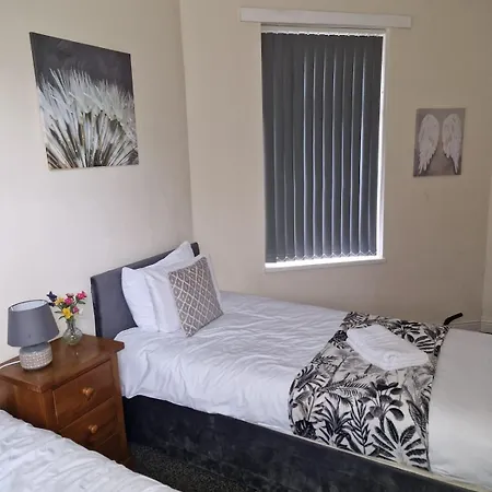 Spacious 5 Bedroom - Free Parking - Fast Wifi - Contractor Friendly * Bradford (West Yorkshire)