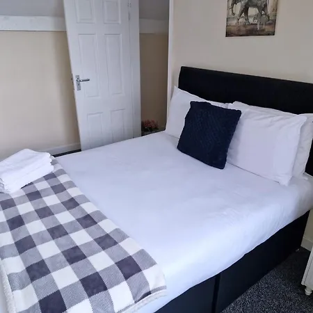 Spacious 5 Bedroom - Free Parking - Fast Wifi - Contractor Friendly Holiday home