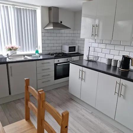Spacious 5 Bedroom - Free Parking - Fast Wifi - Contractor Friendly