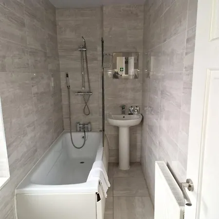 Spacious 5 Bedroom - Free Parking - Fast Wifi - Contractor Friendly Holiday home Bradford (West Yorkshire)