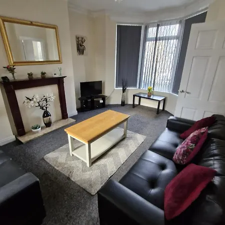 Holiday home Spacious 5 Bedroom - Free Parking - Fast Wifi - Contractor Friendly *