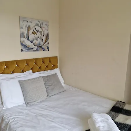 Spacious 5 Bedroom - Free Parking - Fast Wifi - Contractor Friendly Holiday home Bradford (West Yorkshire)