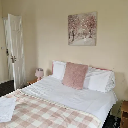 Spacious 5 Bedroom - Free Parking - Fast Wifi - Contractor Friendly * Bradford (West Yorkshire)