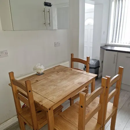 Spacious 5 Bedroom - Free Parking - Fast Wifi - Contractor Friendly * Bradford (West Yorkshire)