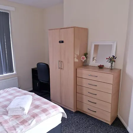 Spacious 5 Bedroom - Free Parking - Fast Wifi - Contractor Friendly