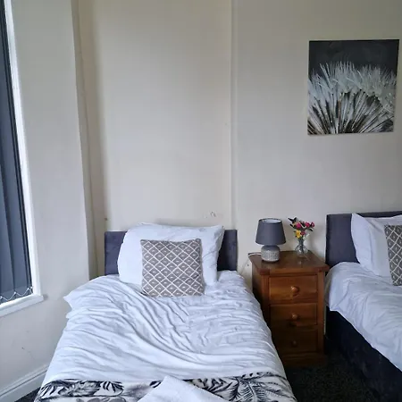 Spacious 5 Bedroom - Free Parking - Fast Wifi - Contractor Friendly