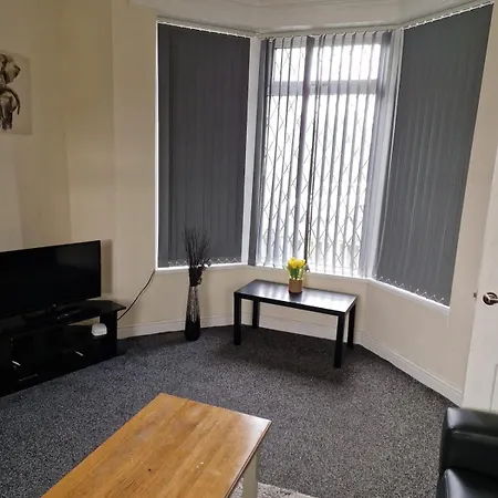 Spacious 5 Bedroom - Free Parking - Fast Wifi - Contractor Friendly Holiday home