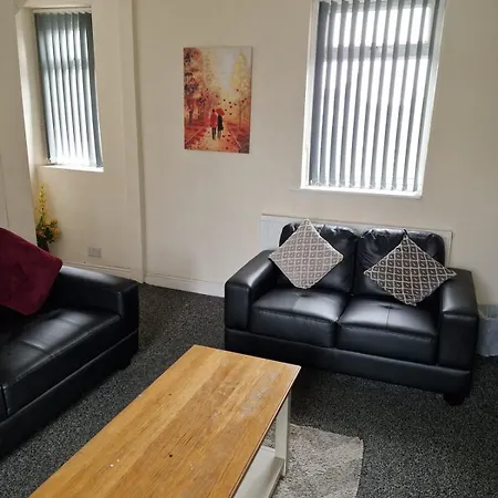 Spacious 5 Bedroom - Free Parking - Fast Wifi - Contractor Friendly * Bradford (West Yorkshire)