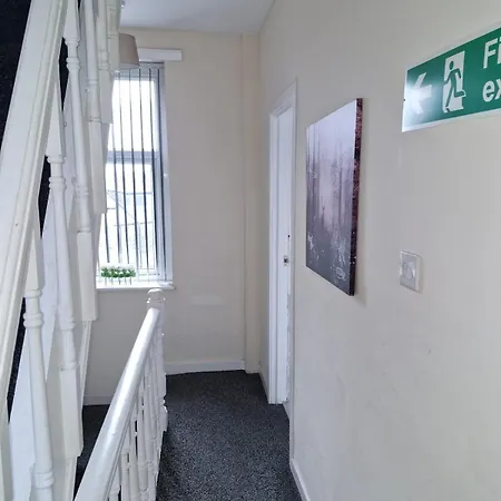 Spacious 5 Bedroom - Free Parking - Fast Wifi - Contractor Friendly * Bradford (West Yorkshire)