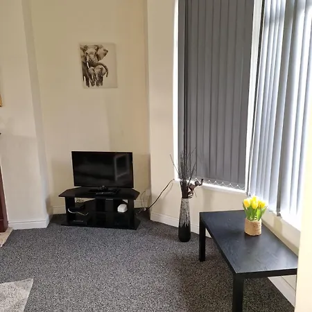 Spacious 5 Bedroom - Free Parking - Fast Wifi - Contractor Friendly Holiday home *